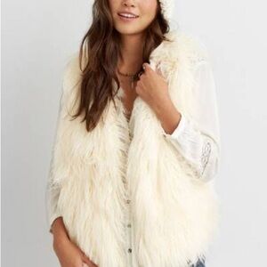 Flash sale 🎉NWT American Eagle Outfitters Cream Faux Fur Vest